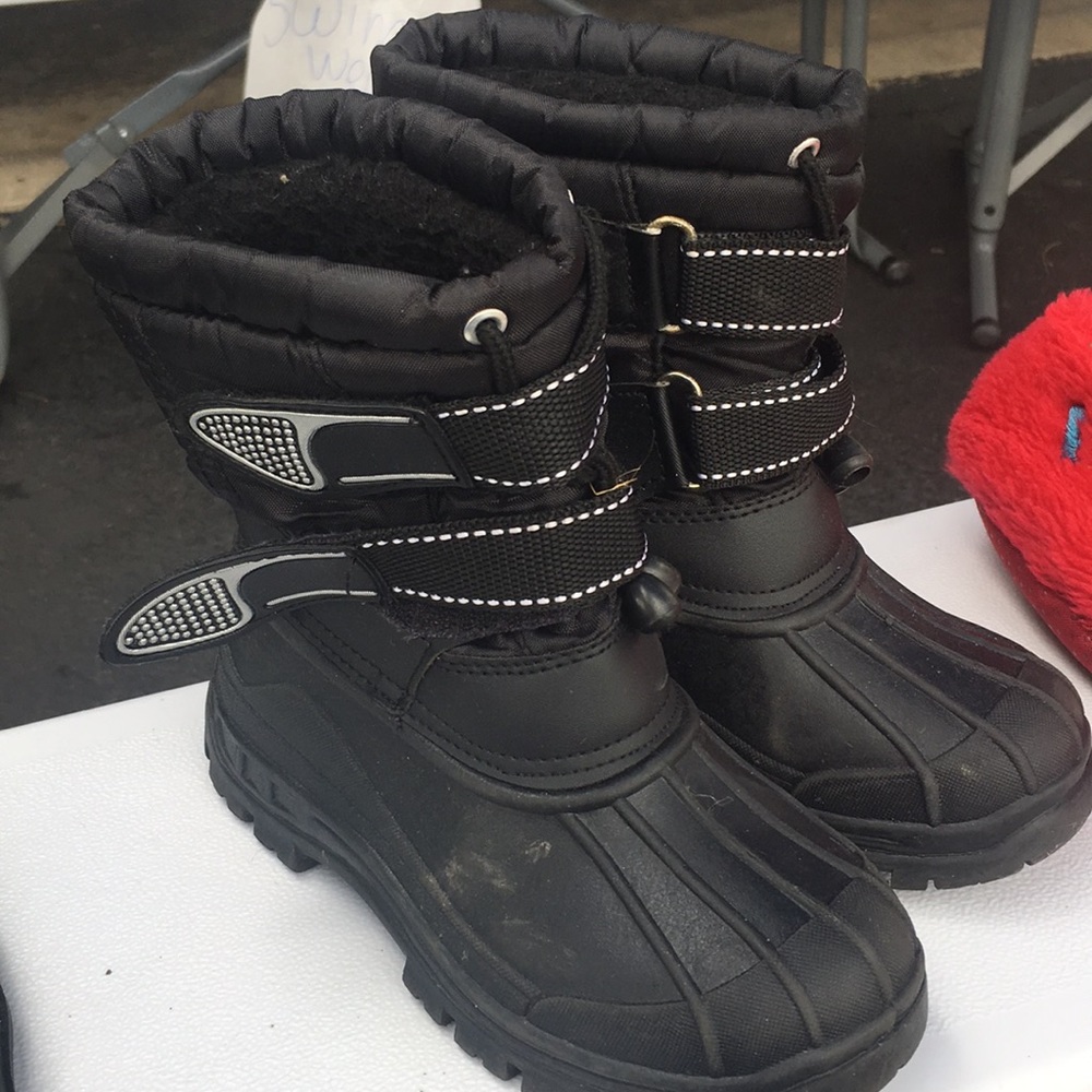 Snow boots size 13